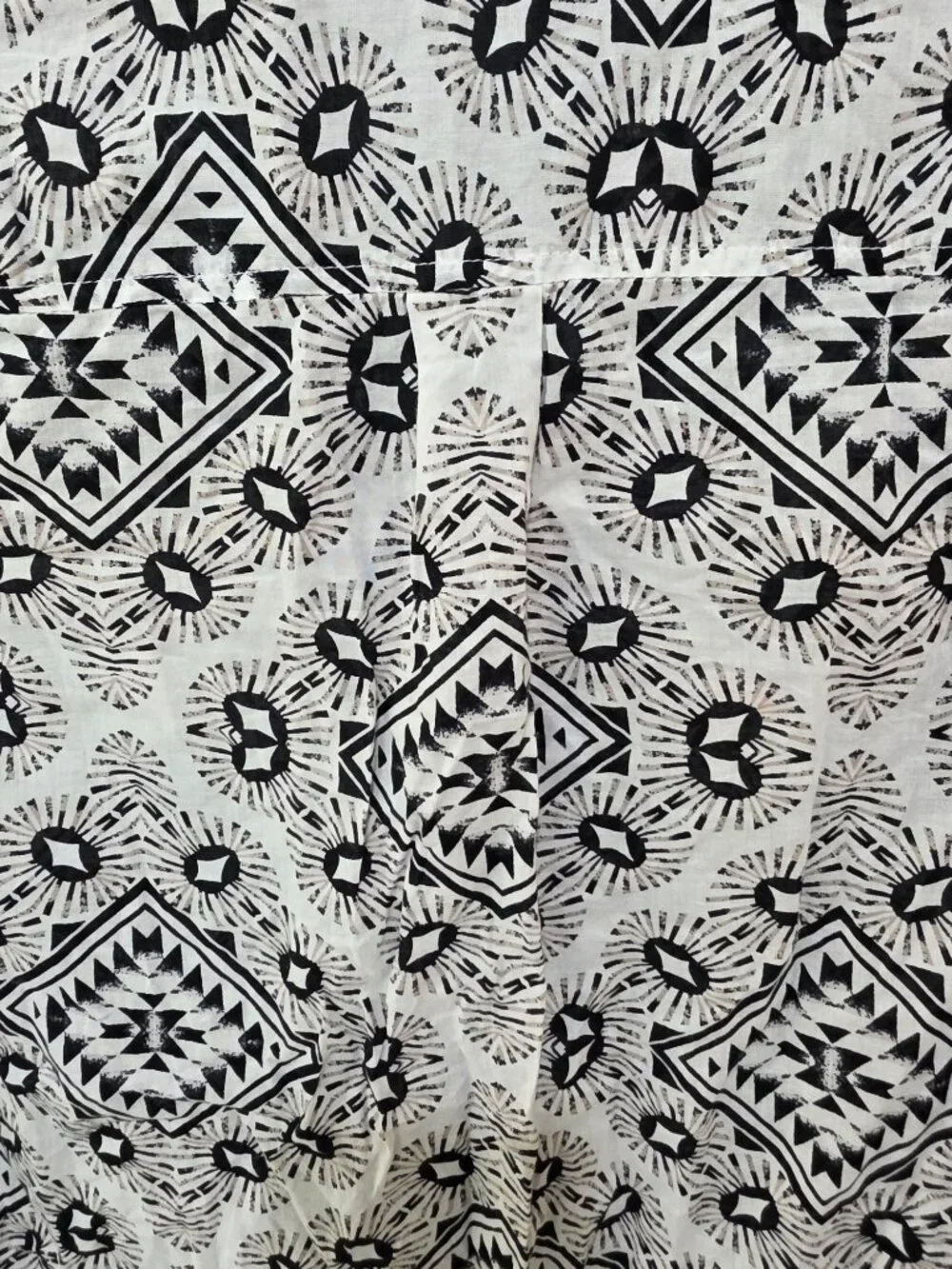 Geometric Print Blouse – Women’s‎ Medium Black White Tan Button Front - Picture 8 of 8